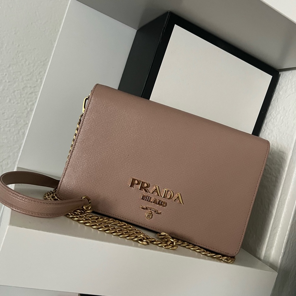 Used couple times.Like brand new.perfect cross body bag and clutch for evening.